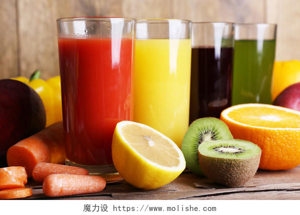 新鲜水果和蔬菜在木板墙背景上木制的桌子上的水果和蔬菜汁